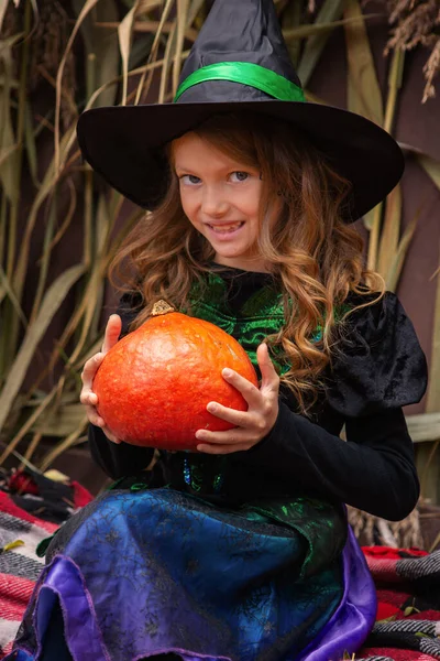Šťastná Dívka Kostýmu Čarodějnice Šťouchnutím Podzim Halloween — Stock fotografie