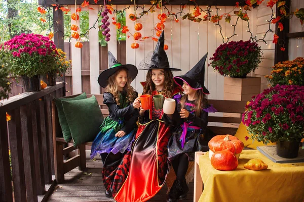 Šťastné Dívky Kostýmech Čarodějnice Slaví Zábavu Halloween Dýní — Stock fotografie