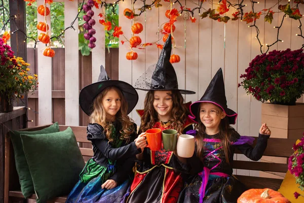 Ragazze Felici Costume Strega Festeggiano Divertimento Halloween Con Zucca — Foto Stock