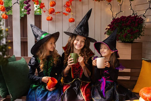 Ragazze Felici Costume Strega Festeggiano Divertimento Halloween Con Zucca — Foto Stock