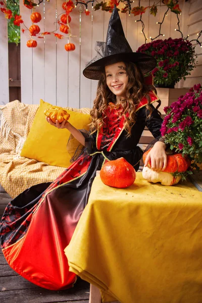 Boldog Kislány Boszorkány Jelmezben Ünneplik Szórakoztató Halloween Tök — Stock Fotó