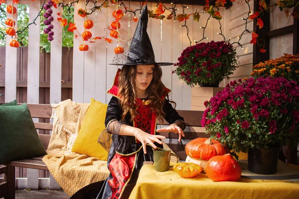 Felice Bambina Costume Strega Festeggiare Divertimento Halloween Con Zucca — Foto Stock