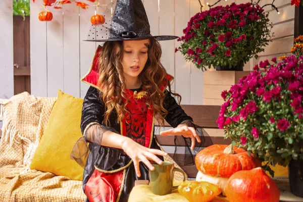 Šťastná Holčička Kostýmu Čarodějnice Oslavit Zábavu Halloween Dýní — Stock fotografie