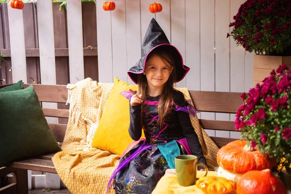 Šťastná Holčička Kostýmu Čarodějnice Oslavit Zábavu Halloween Dýní — Stock fotografie