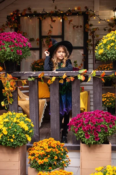 Felice Bambina Costume Strega Festeggiare Divertimento Halloween Con Zucca — Foto Stock