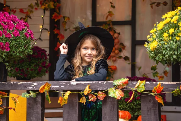 Felice Bambina Costume Strega Festeggiare Divertimento Halloween Con Zucca — Foto Stock