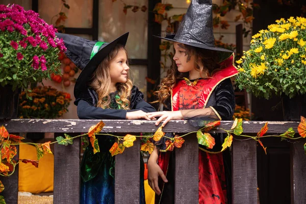 Bambini Felici Costume Strega Festeggiano Divertimento Halloween — Foto Stock