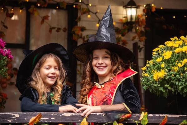 Bambini Felici Costume Strega Festeggiano Divertimento Halloween — Foto Stock