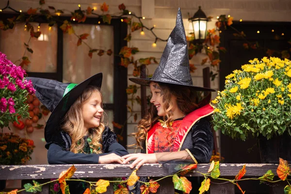 Šťastné Děti Kostýmech Čarodějnice Oslavují Halloween Zábavu — Stock fotografie