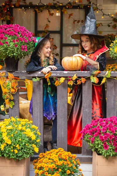 Bambini Felici Costume Strega Festeggiano Divertimento Halloween — Foto Stock
