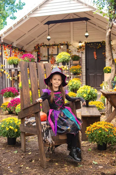 Piccola Strega Getta Una Zucca Halloween — Foto Stock