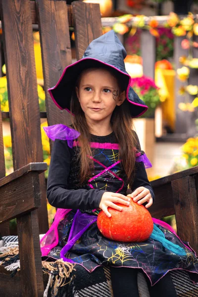 Kis Boszorkány Tököt Vet Halloweenkor — Stock Fotó