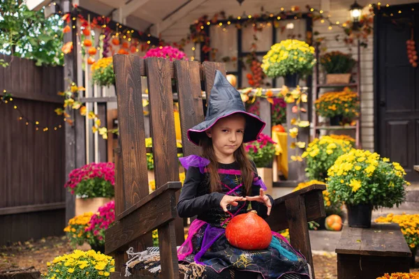 Malá Čarodějka Vrhá Dýni Halloween — Stock fotografie