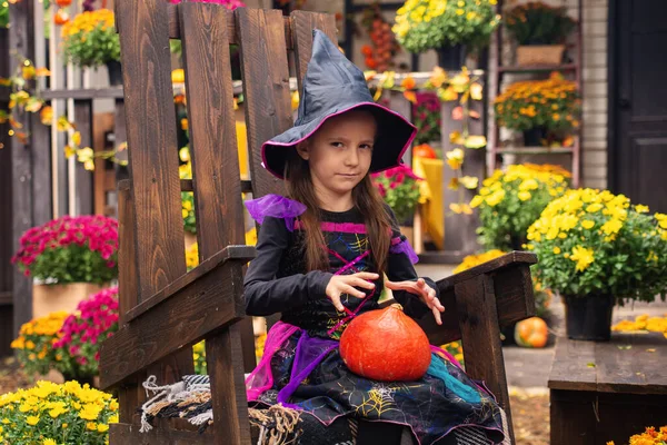 Piccola Strega Getta Una Zucca Halloween — Foto Stock