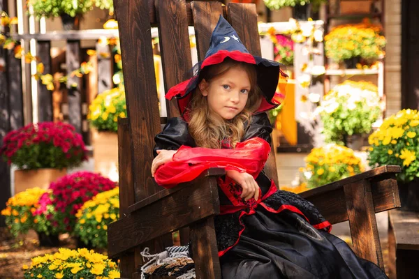 Malá Dívka Oblečená Jako Čarodějnice Dýní Halloween Podzim Zahradě Blízkosti — Stock fotografie