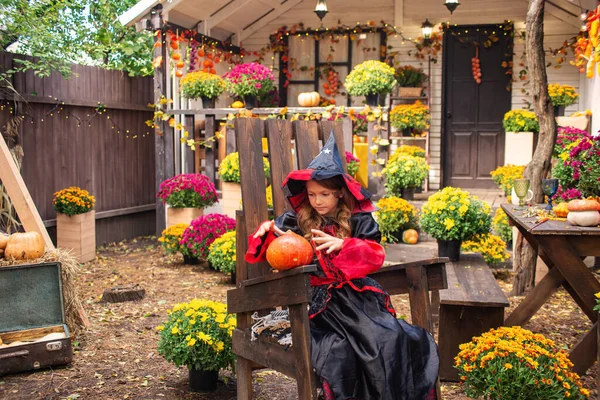 Boszorkánynak Öltözött Kislány Tökkel Halloweenkor Ősszel Kertben Ház Közelében — Stock Fotó