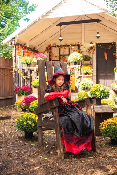 Malá Dívka Oblečená Jako Čarodějnice Dýní Halloween Podzim Zahradě Blízkosti — Stock fotografie