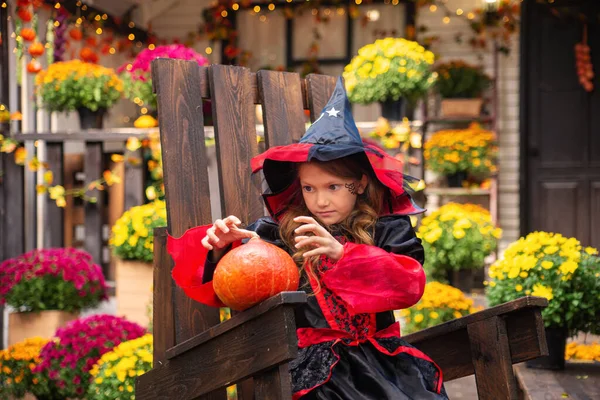 Bambina Vestita Strega Con Una Zucca Halloween Autunno Nel Giardino — Foto Stock