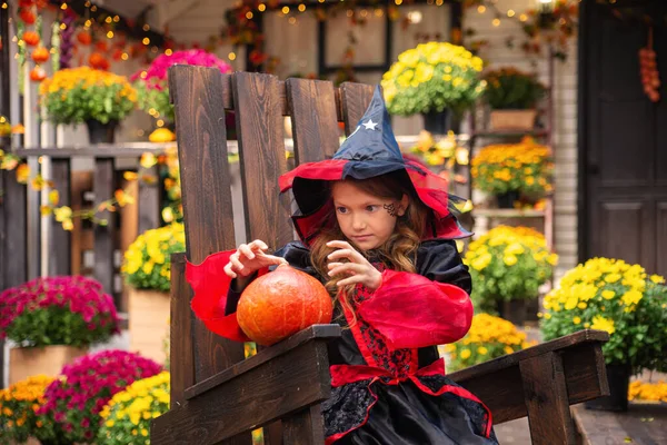 Malá Dívka Oblečená Jako Čarodějnice Dýní Halloween Podzim Zahradě Blízkosti — Stock fotografie