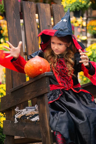 Malá Dívka Oblečená Jako Čarodějnice Dýní Halloween Podzim Zahradě Blízkosti — Stock fotografie