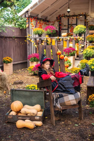 Bambina Vestita Strega Con Una Zucca Halloween Autunno Nel Giardino — Foto Stock