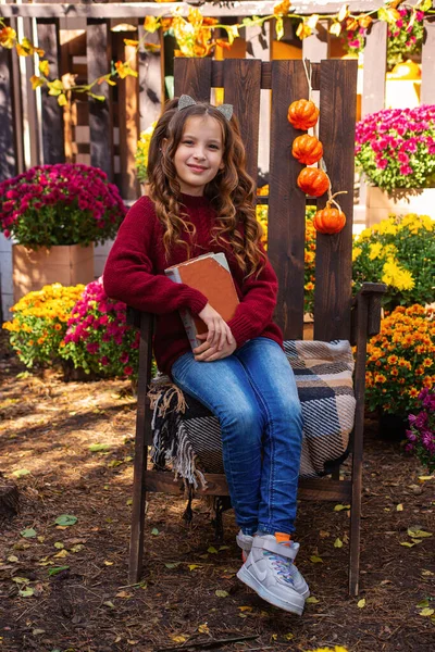 Bambina Carina Che Legge Libro Giardino Autunno — Foto Stock