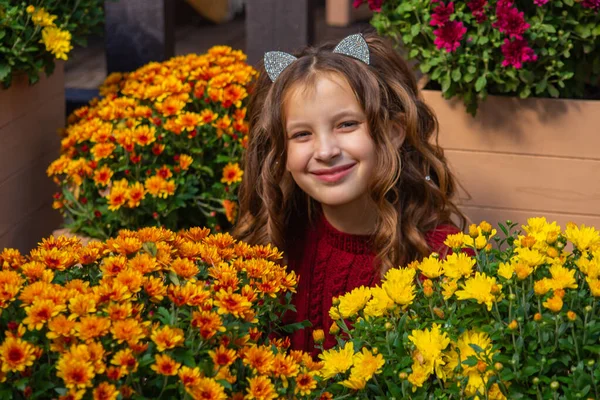 Ritratto Una Ragazza Carina Felice Autunno Con Crisantemi Luminosi Giardino — Foto Stock