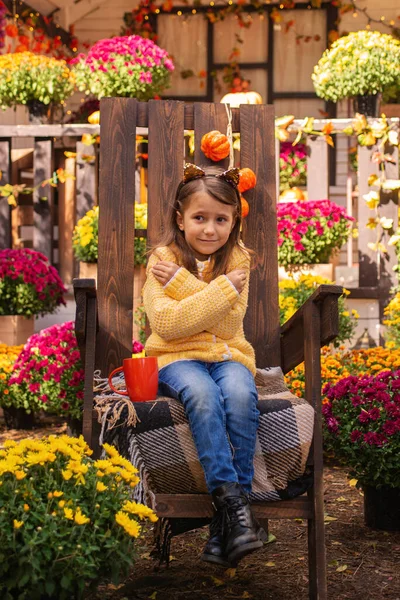 Bambina Giardino Con Crisantemi Autunno — Foto Stock