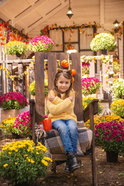 Bambina Giardino Con Crisantemi Autunno — Foto Stock