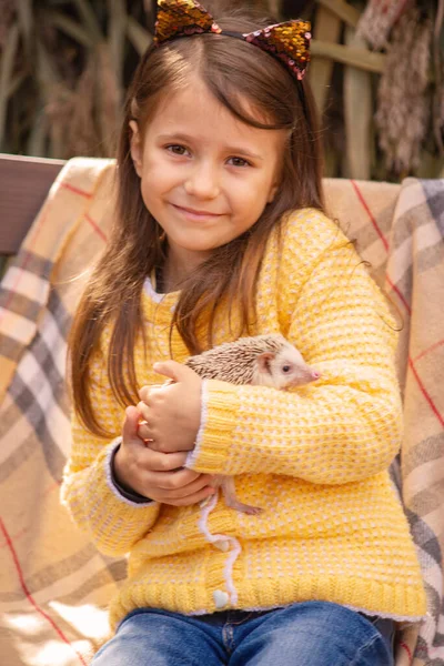 Piccola Ragazza Carina Con Riccio Tra Mani Autunno — Foto Stock