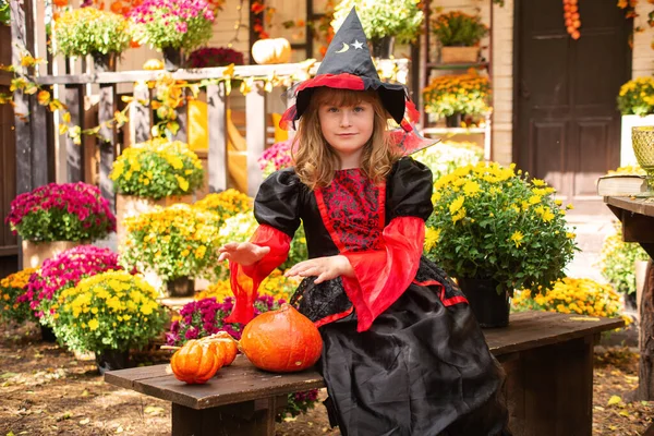 Malá Dívka Oblečená Jako Čarodějnice Dýní Slaví Halloween Podzim Zahradě — Stock fotografie