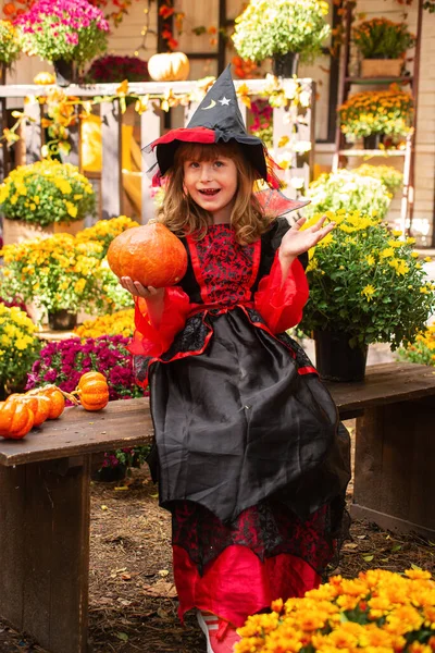 Malá Dívka Oblečená Jako Čarodějnice Dýní Slaví Halloween Podzim Zahradě — Stock fotografie