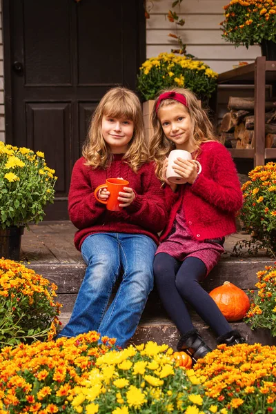 Dvě Malé Holky Přítelkyně Pít Čaj Podzim Zahradě Blízkosti Domu — Stock fotografie