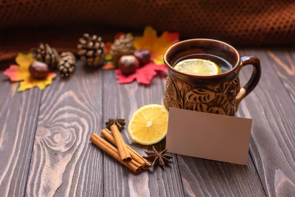 Secangkir Teh Dengan Lemon Dan Tongkat Kayu Manis Atas Meja — Stok Foto