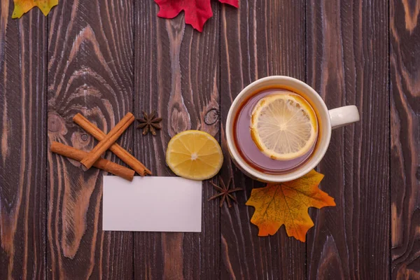 Una Taza Con Palitos Limón Canela Sobre Una Mesa Madera — Foto de Stock