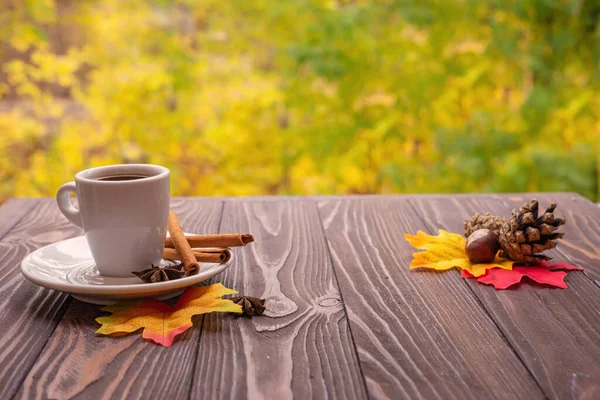 Tazza Caffè Con Foglie Rosse Una Superficie Legno Con Una — Foto Stock