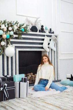 Noel, x-mas, kış, mutluluk kavramı - gülümseyen kadın birçok hediye kutuları ile. Kız bir Hediyelik Noel ağacı çerçevede açılır. mutlu genç kadın kutlama Noel