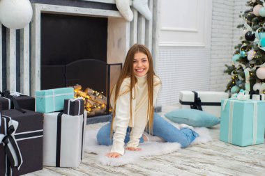 Noel, x-mas, kış, mutluluk kavramı - gülümseyen kadın birçok hediye kutuları ile. Kız bir Hediyelik Noel ağacı çerçevede açılır. mutlu genç kadın kutlama Noel