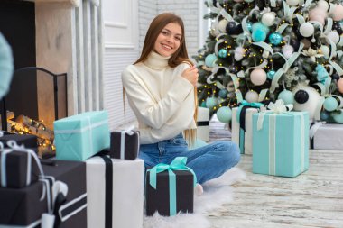 Noel, x-mas, kış, mutluluk kavramı - gülümseyen kadın birçok hediye kutuları ile. Kız bir Hediyelik Noel ağacı çerçevede açılır. mutlu genç kadın kutlama Noel