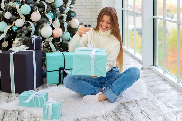 Young Woman Unpacking Christmas Gifts Decorated Christmas Tree Christmas New — Stock Photo, Image