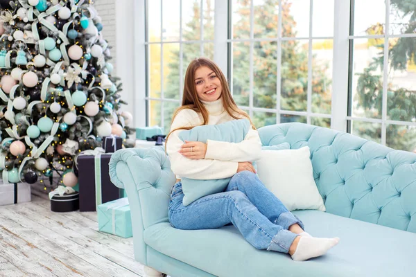 Mujer Joven Hermosa Suéter Punto Blanco Celebra Navidad Casa Solo — Foto de Stock