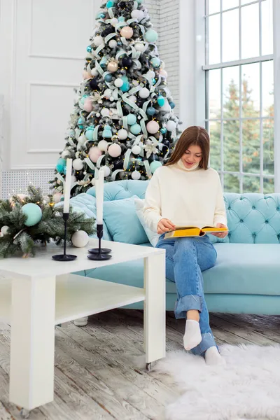 Retrato Una Hermosa Mujer Linda Navidad Casa Una Habitación Acogedora — Foto de Stock