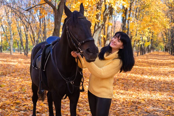 Beautiful Happy Young Woman Walking Horse Autumn Park — Stock Photo, Image