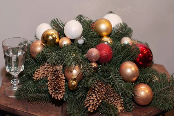 Une Belle Nouvelle Année Attributs Arbre Décoré Une Cheminée Chaude — Photo