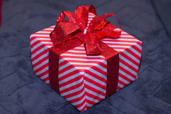 Caixa Com Presentes Natal Cama Quarto Está Decorado Com Luzes — Fotografia de Stock