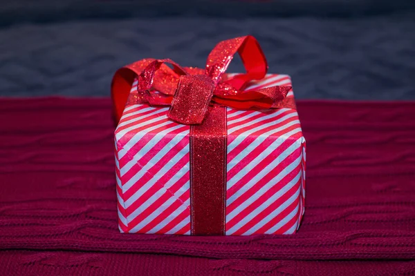 Caixa Com Presentes Natal Cama Quarto Está Decorado Com Luzes — Fotografia de Stock