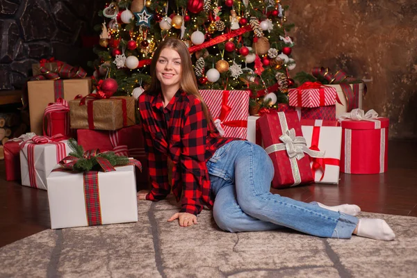 Joven Mujer Hermosa Cerca Árbol Navidad Con Regalos Interior Lujo — Foto de Stock