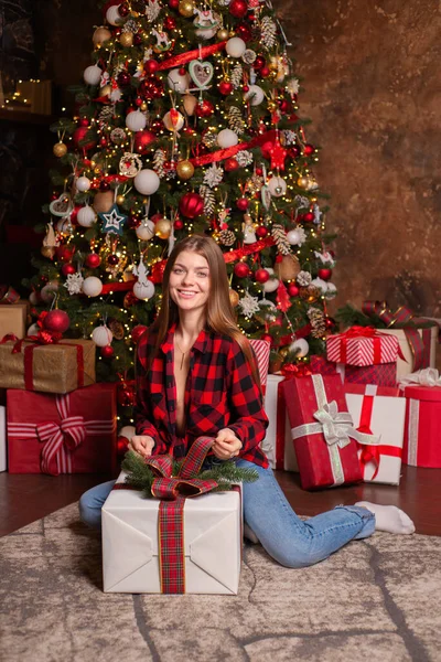 Jeune Belle Femme Près Arbre Noël Avec Des Cadeaux Dans — Photo