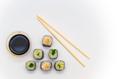 Soslu ve çubuklu Japon suşisi.