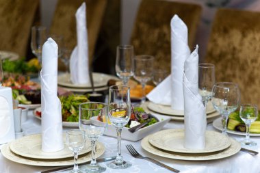 Ziyafet salonunda güzel yemeklerle servis edilen masa. Tatil hazırlığı